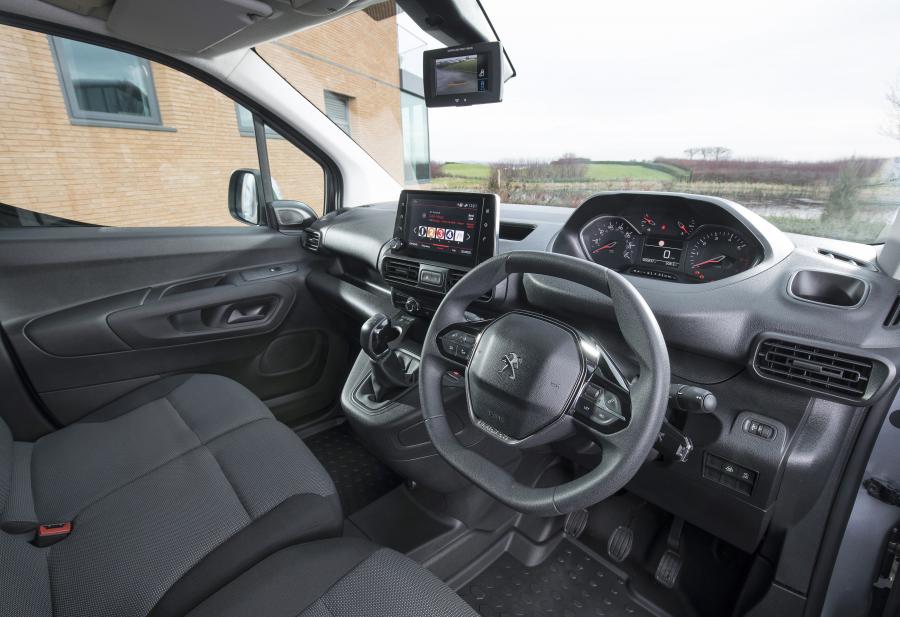 Интерьер Peugeot Partner LWB 2018 года  (UK) (фото 8 из 14)